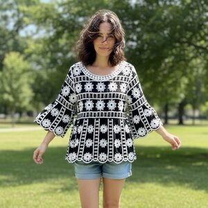 Kindred Black & White Floral Embroidery Bell Sleeve Top SIZE Large